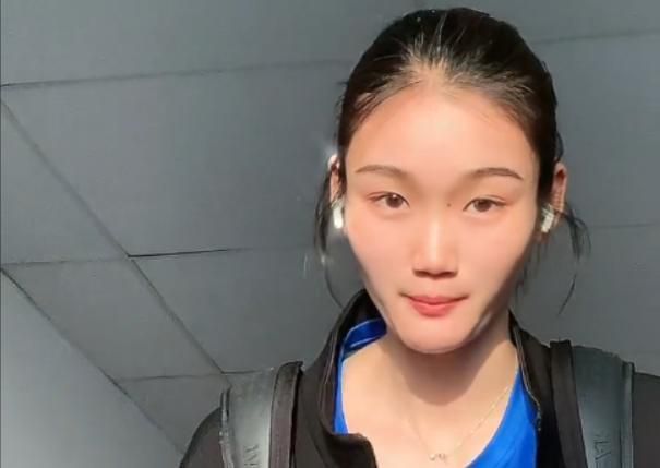 从第一部电影中雅各布意外闯入魔法世界，到这一部电影中收到来自邓布利多的魔杖礼物、加入“初代邓布利多军”，这位麻瓜中的幸运儿已经与魔法世界产生了不可分割的联系，这一次他又将经历怎样惊心动魄的魔法冒险？麻瓜加入“初代邓布利多军”开启神奇魔法冒险在最新曝光的“幸运麻瓜”版预告中，雅各布的扮演者丹·福格勒亲自现身带领观众走进神奇的魔法世界